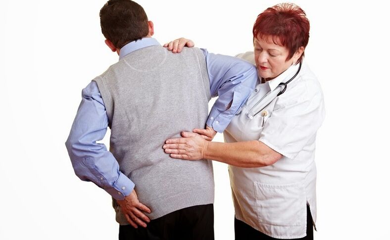 Ένας γιατρός εξετάζει τον ασθενή για πόνο στην πλάτη