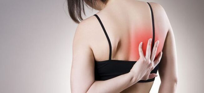 Ο αυξημένος πόνος στην πλάτη κατά την κίνηση είναι σημάδι θωρακικής οστεοχόνδρωσης