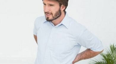 Γιατί η πλάτη βλάπτει στην κάτω πλάτη